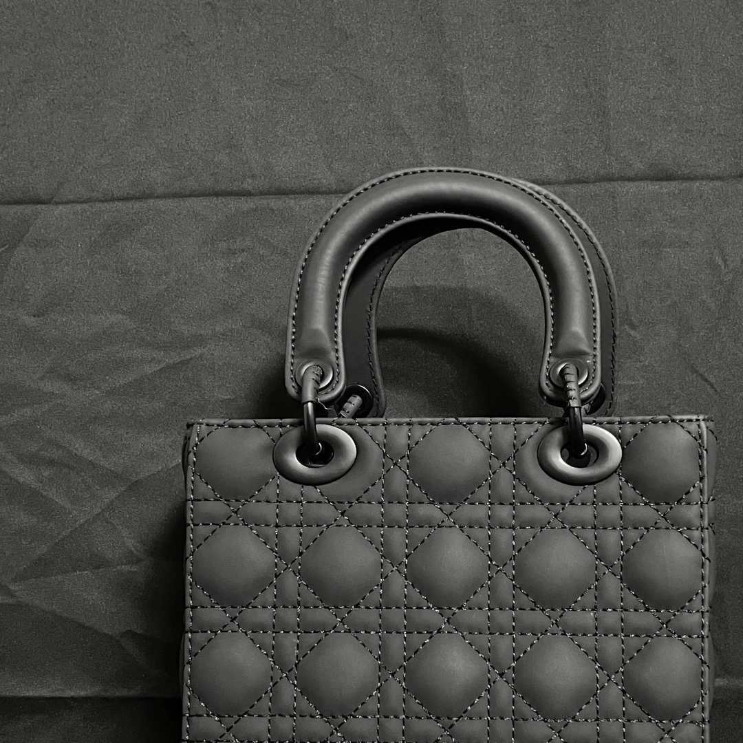 LQ-WITH-QUEEN真皮女包哑光4格磨砂黑色