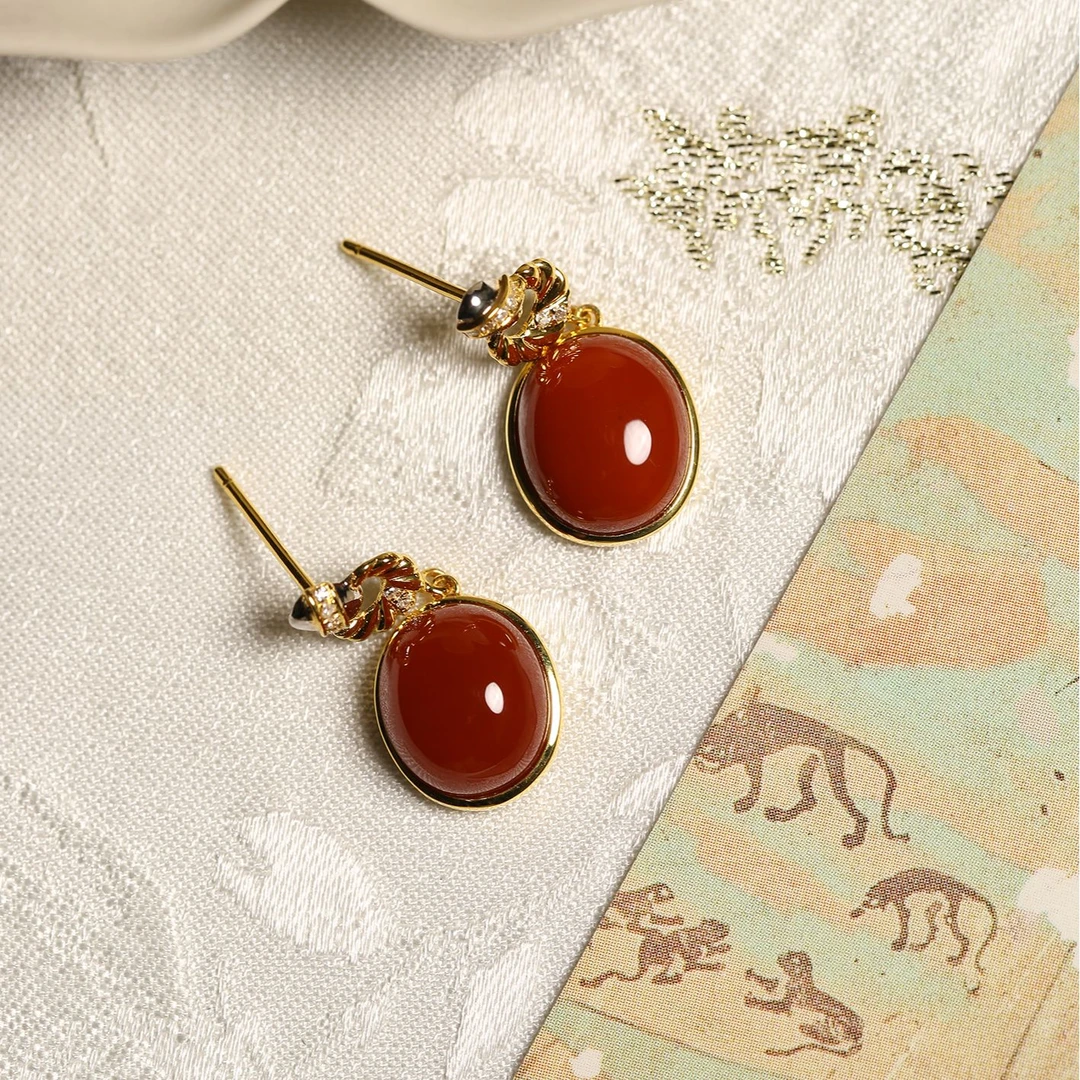 18K金镶无注胶牛血红耳钉