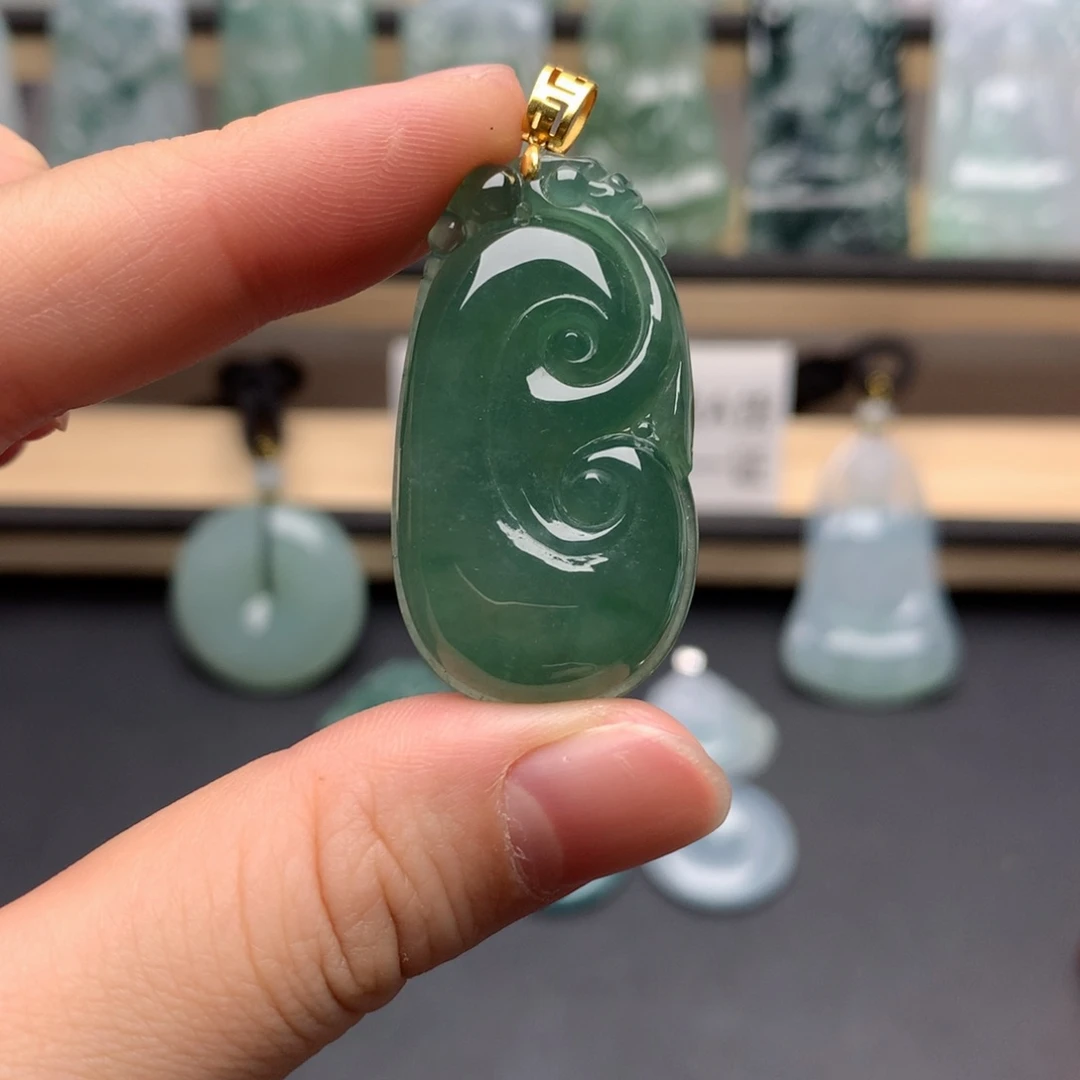 颈饰18K金镶嵌翡翠如意