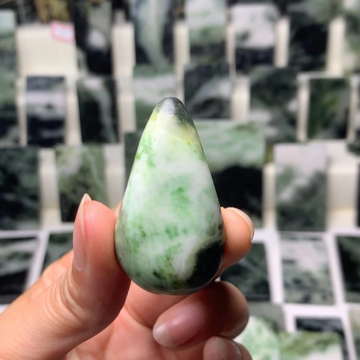 独山玉颈饰未镶嵌