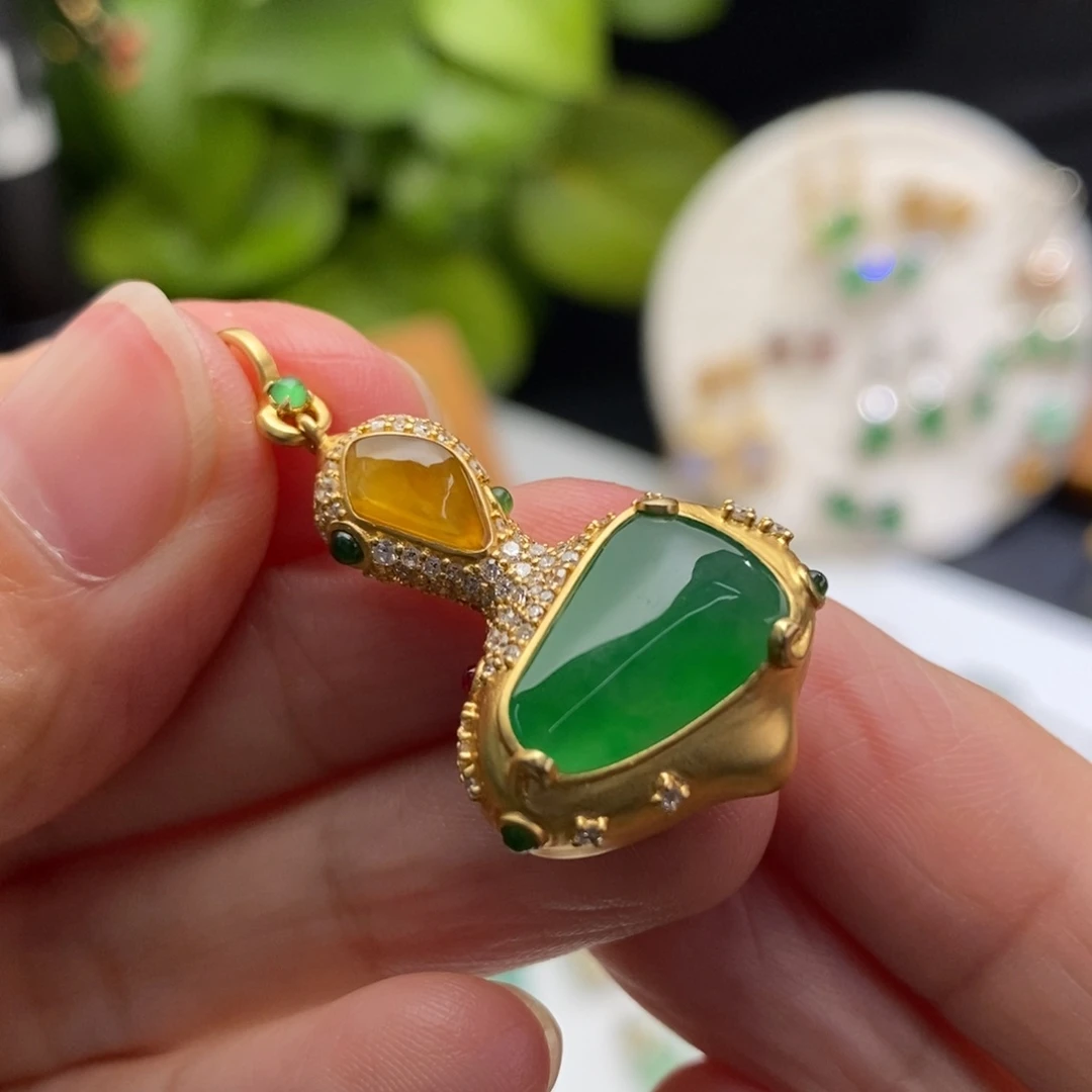 翡翠颈饰18K金镶嵌吊坠