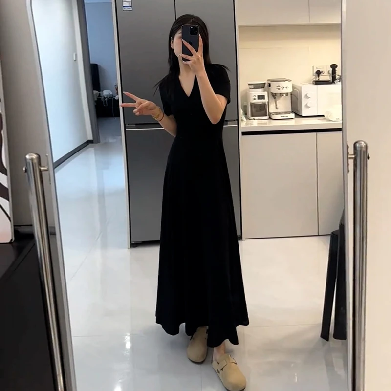赫本风高级感黑色v领短袖连衣裙夏季2025新款大方得体长裙3377