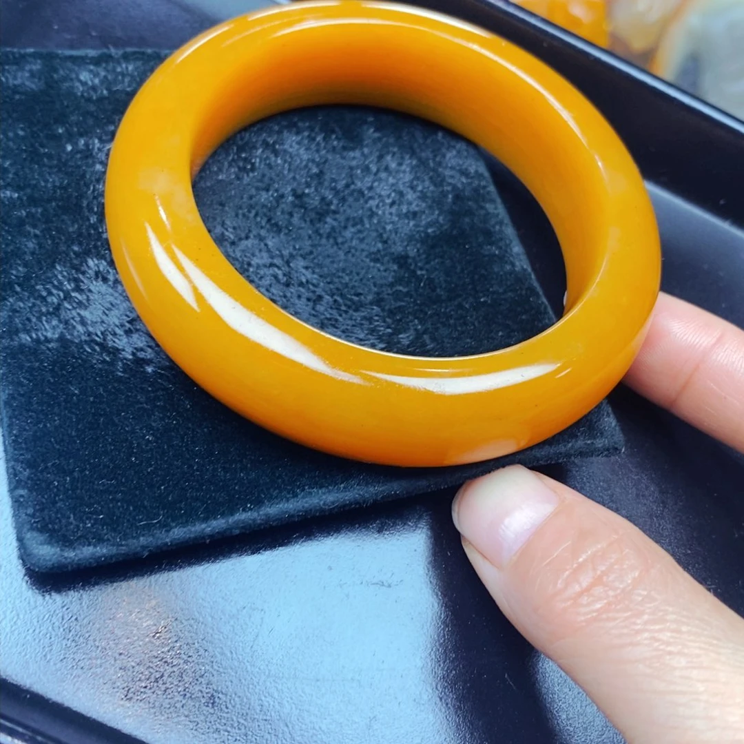 未镶嵌石英质玉（黄龙玉）颈饰