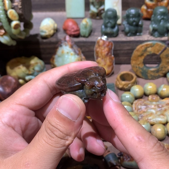 未镶嵌岫岩河磨玉（透闪石质玉）挂件