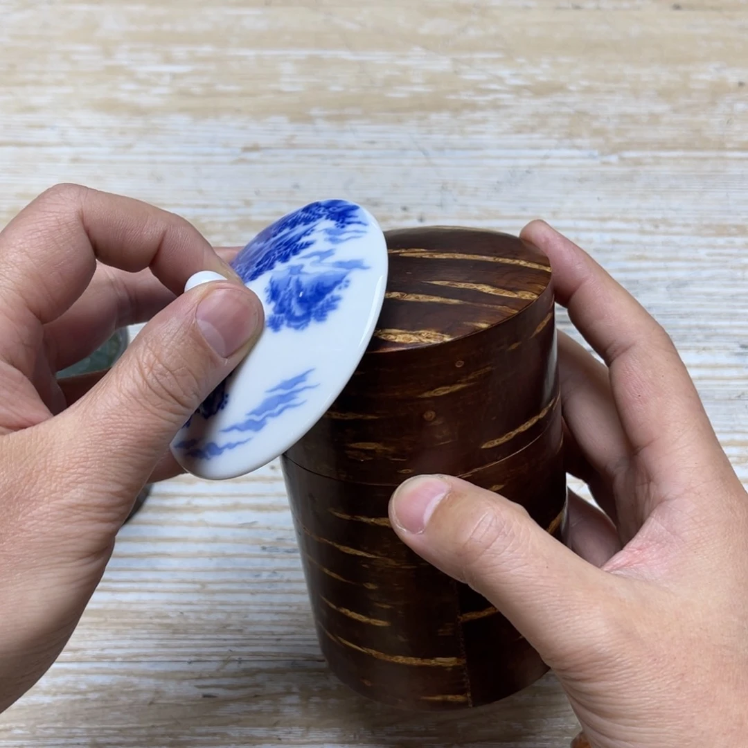 瓷片千*舞密密麻麻地排列着