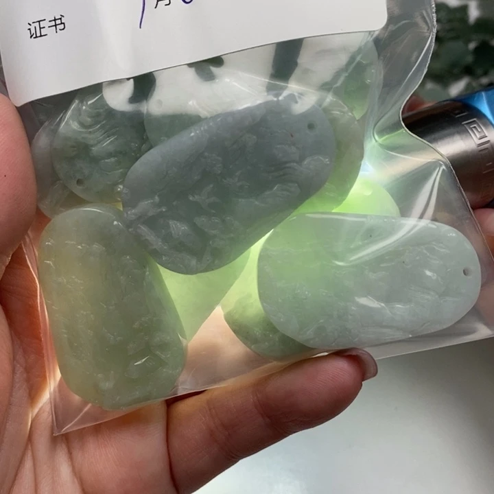 翡翠未镶嵌颈饰杰****天然翡翠