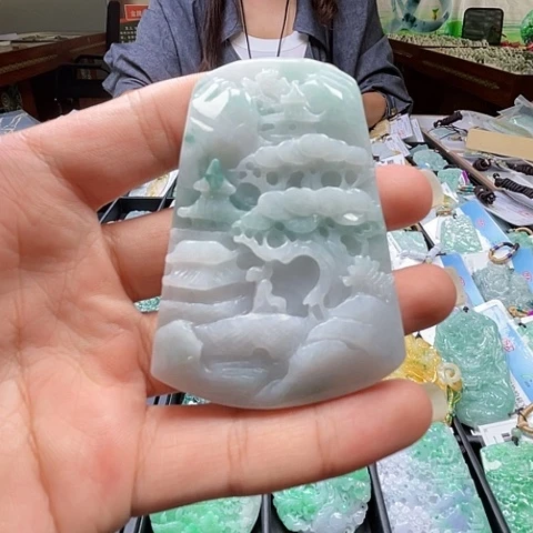 翡翠未镶嵌颈饰一个