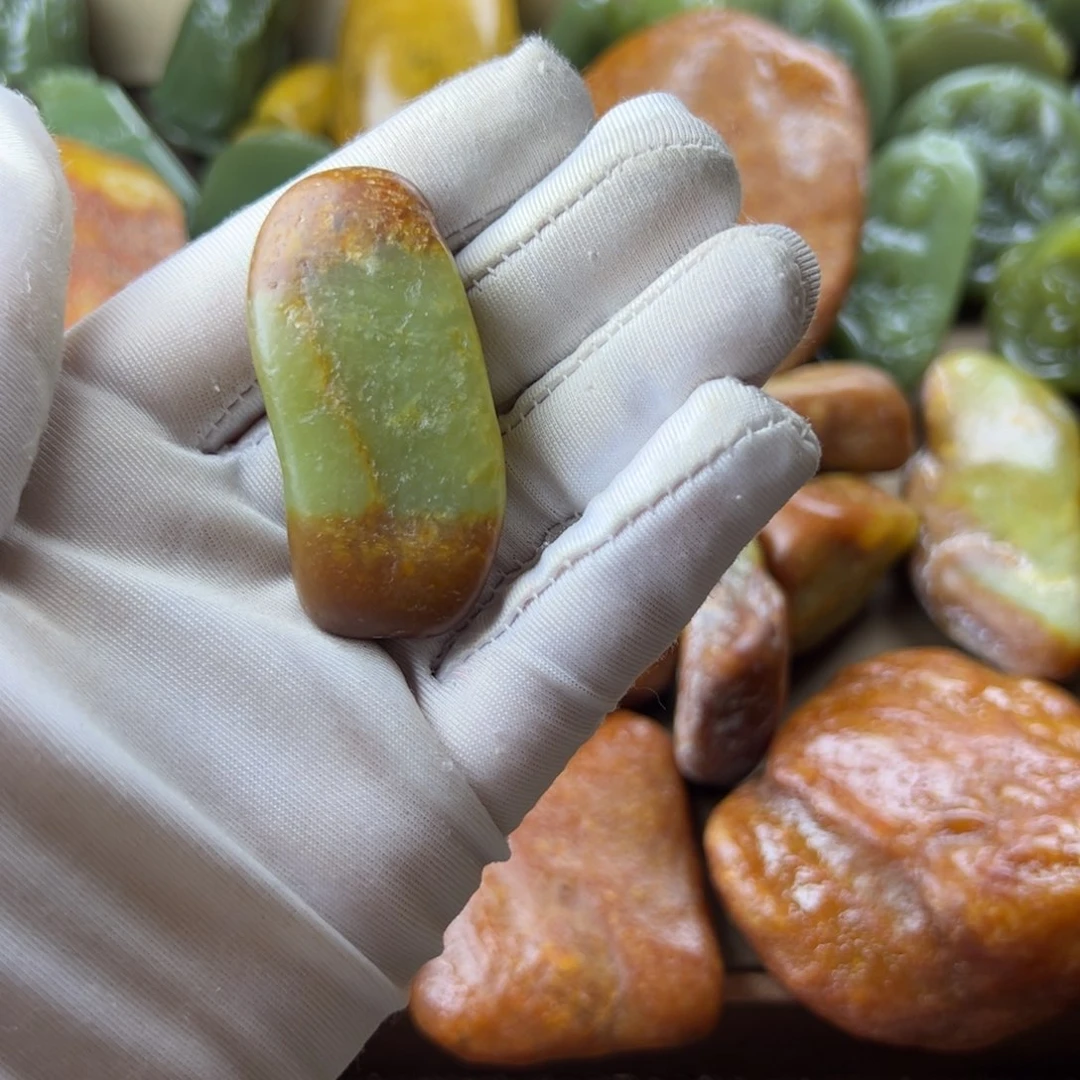 岫岩老玉（透闪石质玉）未镶嵌把件淡**劉