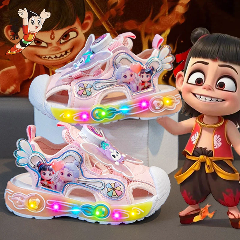 36I℃断码哪吒凉鞋女童亮灯2025新款夏季时尚软底儿童沙滩凉拖小