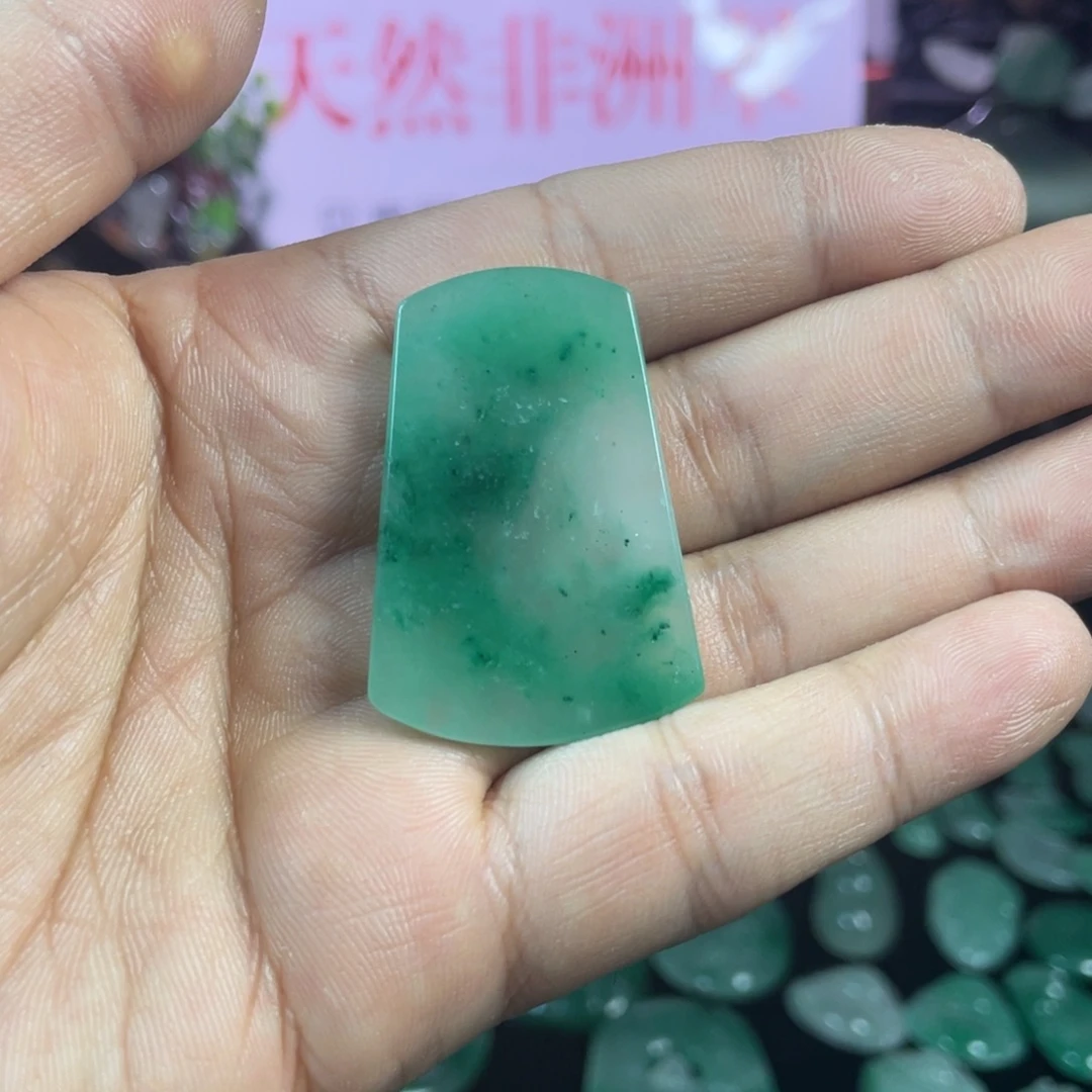 石英质玉（非洲翠）未镶嵌颈饰