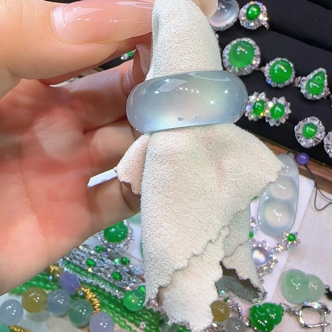 翡翠18K金镶嵌颈饰15圈口