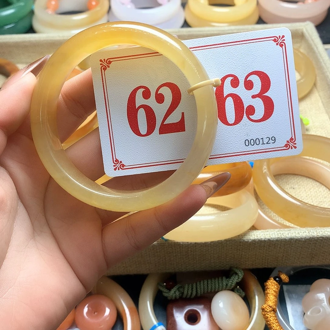 未镶嵌石英质玉（黄龙玉）手镯