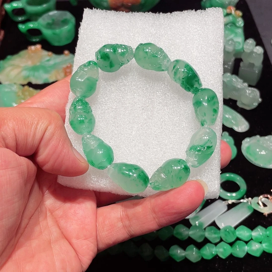 楚***楚石英质玉（非洲翠）未镶嵌手链
