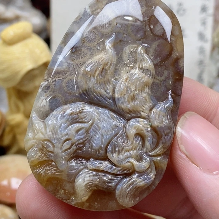 颈饰未镶嵌硅化珊瑚（珊瑚玉）有瑕