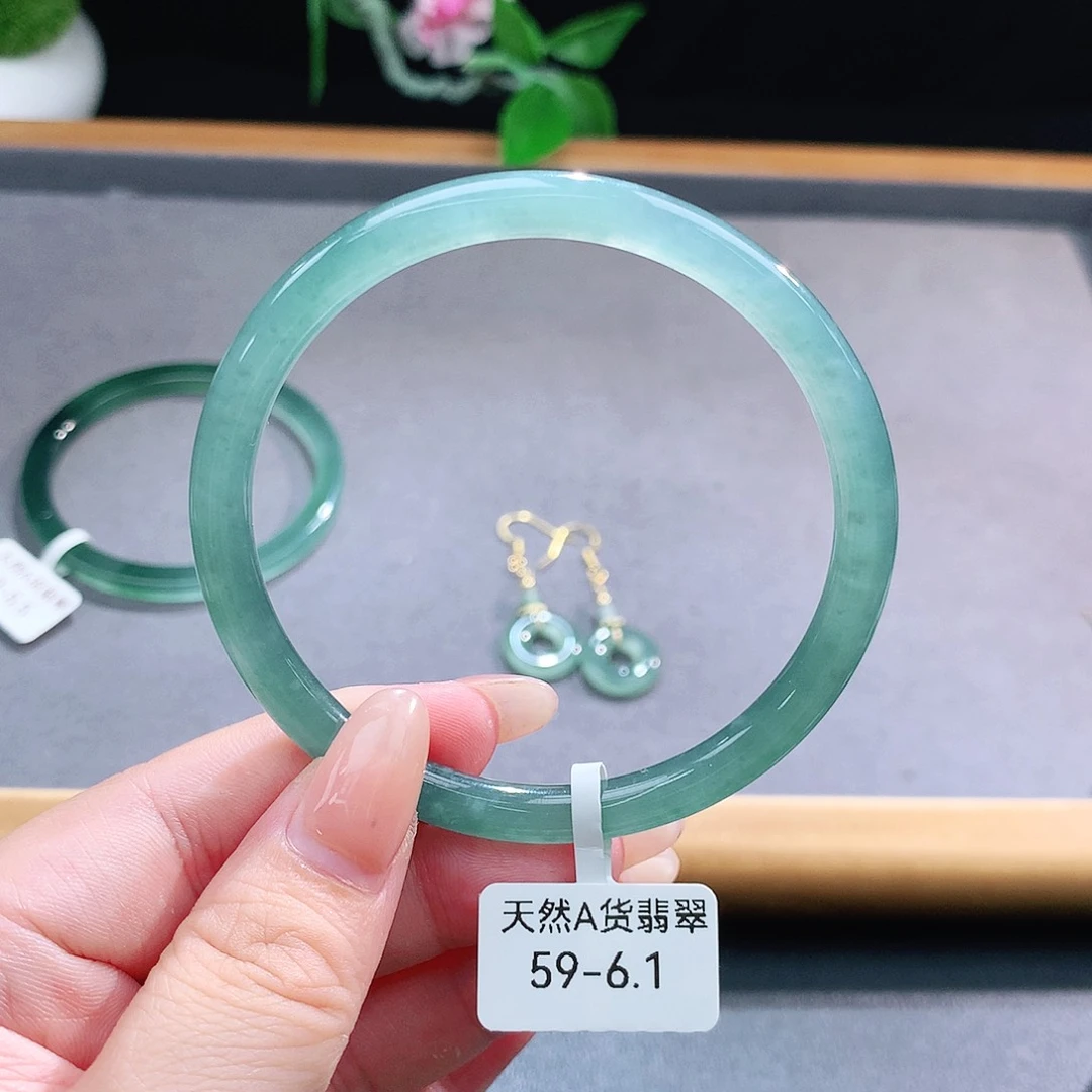 未镶嵌手镯（圆镯）翡翠