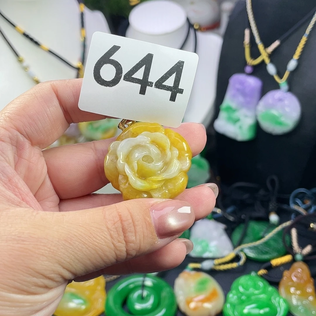 翡翠未镶嵌吊坠(赠链)