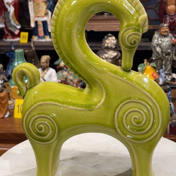 石湾公仔衬托盆景漂亮