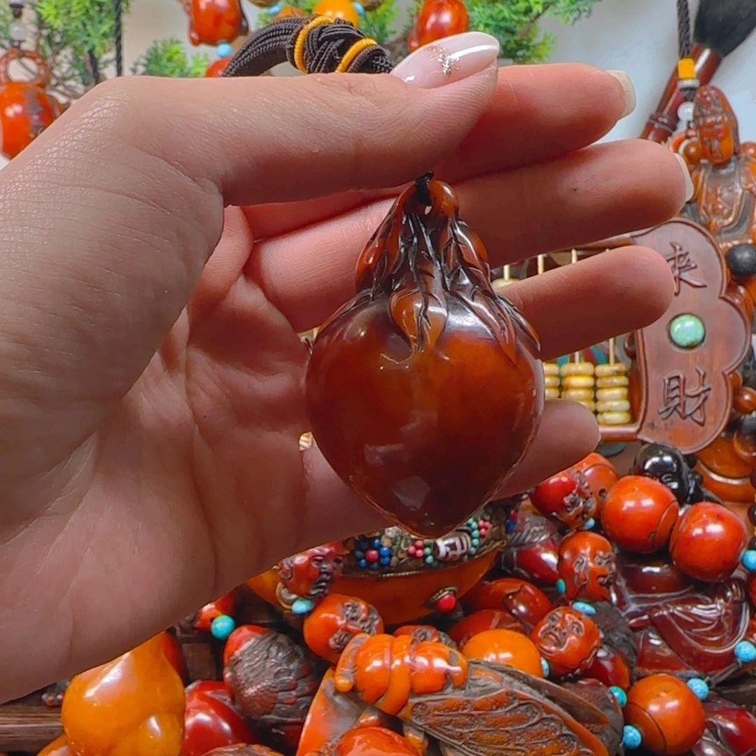 琥珀裸石未镶嵌桃子