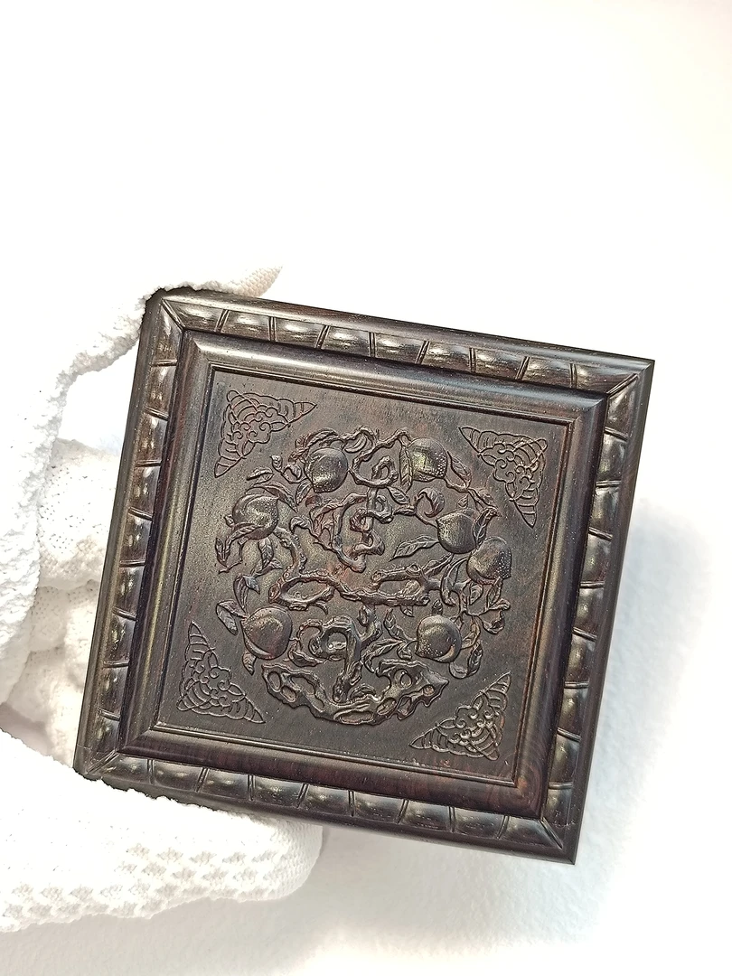 张圣林老乌木大正方黄蛉盒尺寸8.4✘8.4✘2.35厘米