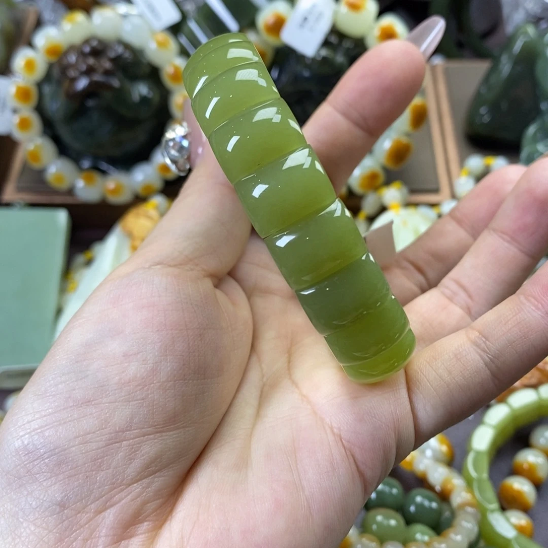 手串未镶嵌透闪石质玉淮**梁手牌