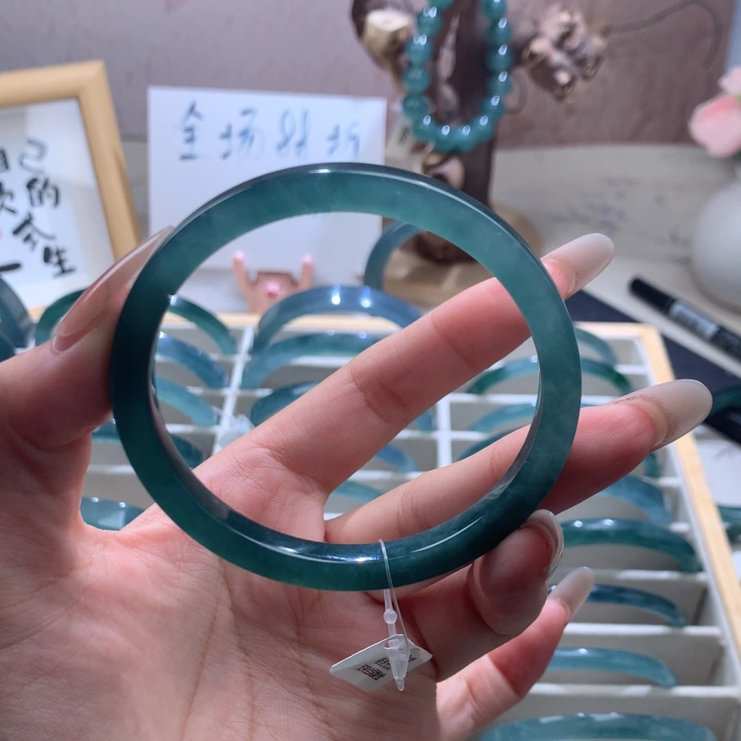 莲***阳未镶嵌手镯翡翠纯天然