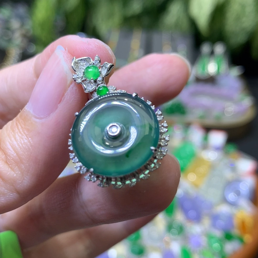 颈饰18K金镶嵌翡翠