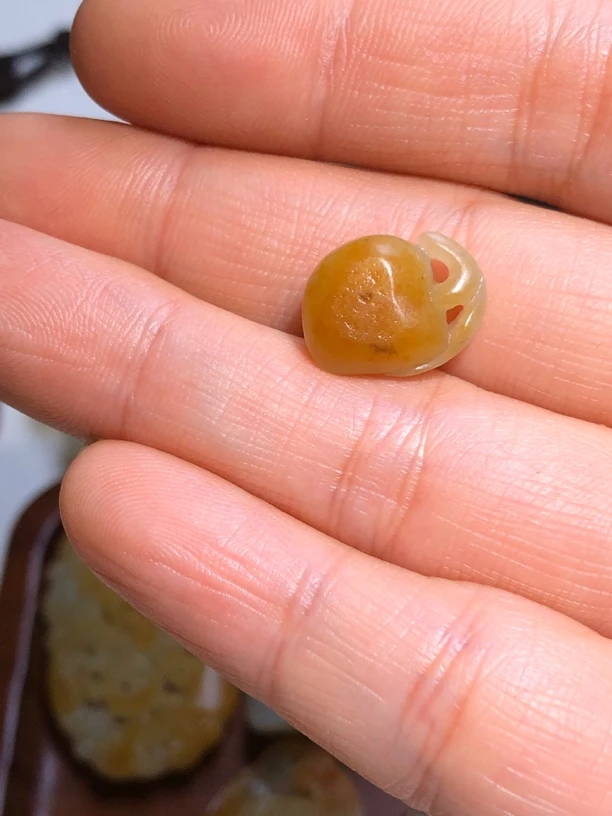 和田玉配饰小滴流桃子