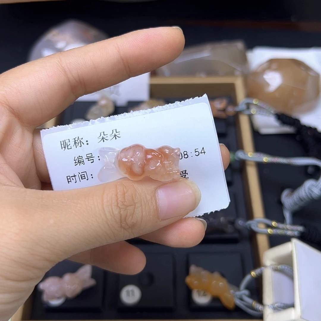 朵***朵石英质玉未镶嵌颈饰