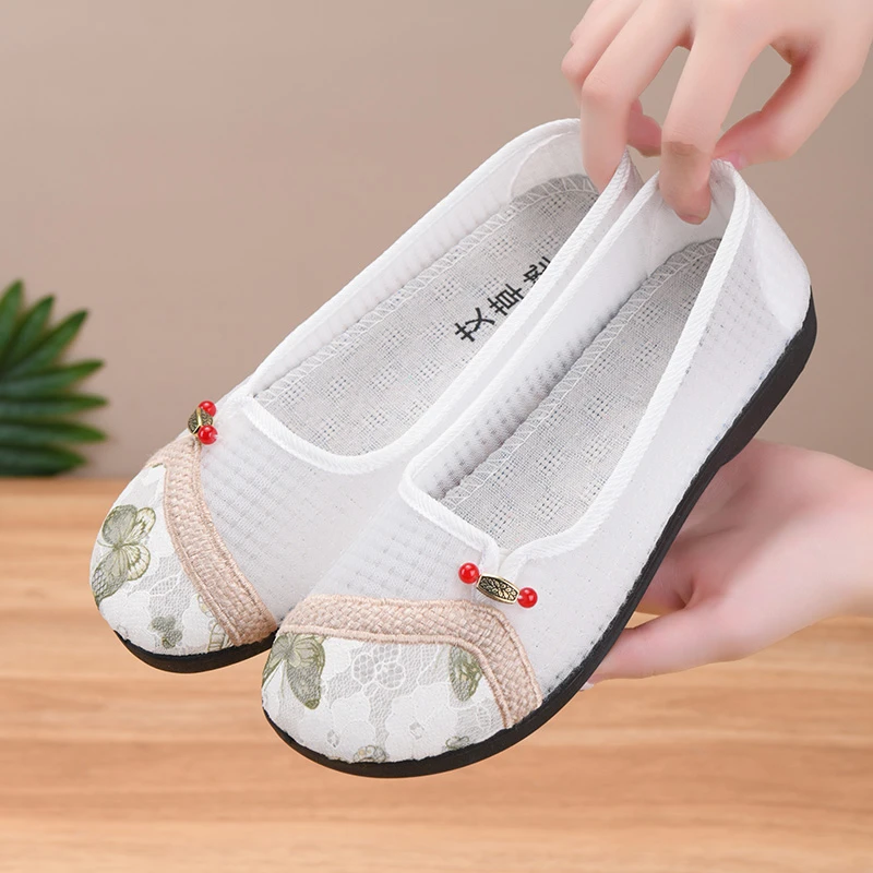 夏季新款网面透气妈妈鞋软底软面轻便舒适国风蝴蝶刺绣懒人一脚蹬