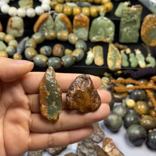 透闪石质玉吊坠未镶嵌谜