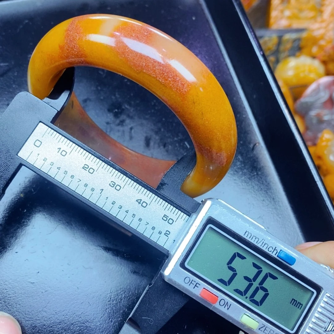 未镶嵌石英质玉（黄龙玉）颈饰