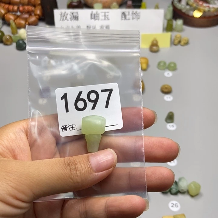 俊***人未镶嵌蛇纹石玉颈饰