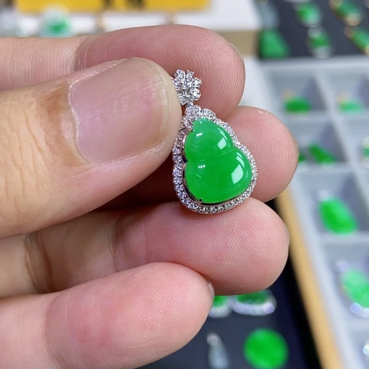 翡翠18K金镶嵌颈饰