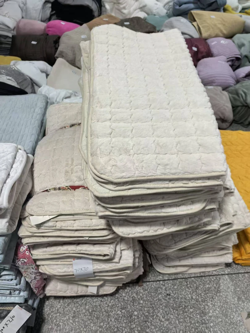 《厚广家》3楼70×70米白色兔毛绒沙发垫 发2张