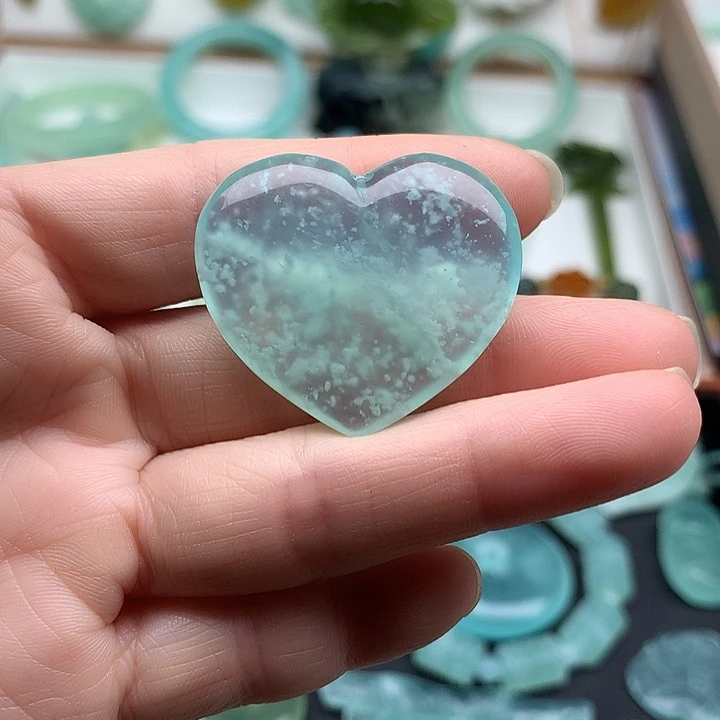 岫玉未镶嵌颈饰爱心