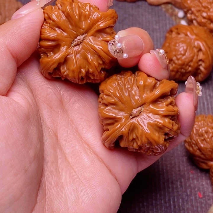 文玩核桃把件白狮子狮子头