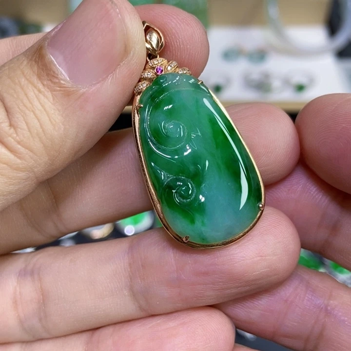 翡翠18K金镶嵌颈饰