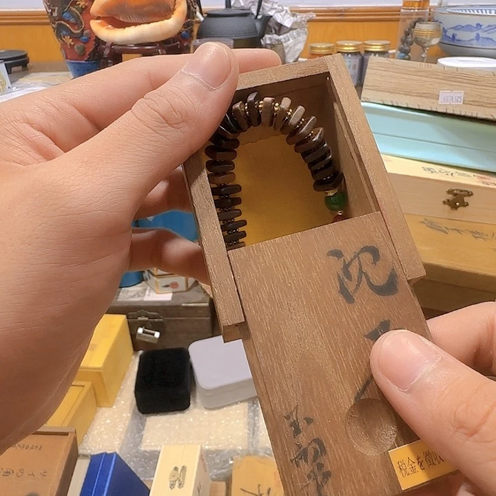 ^***尘石英石铁合金精美手手链链一个