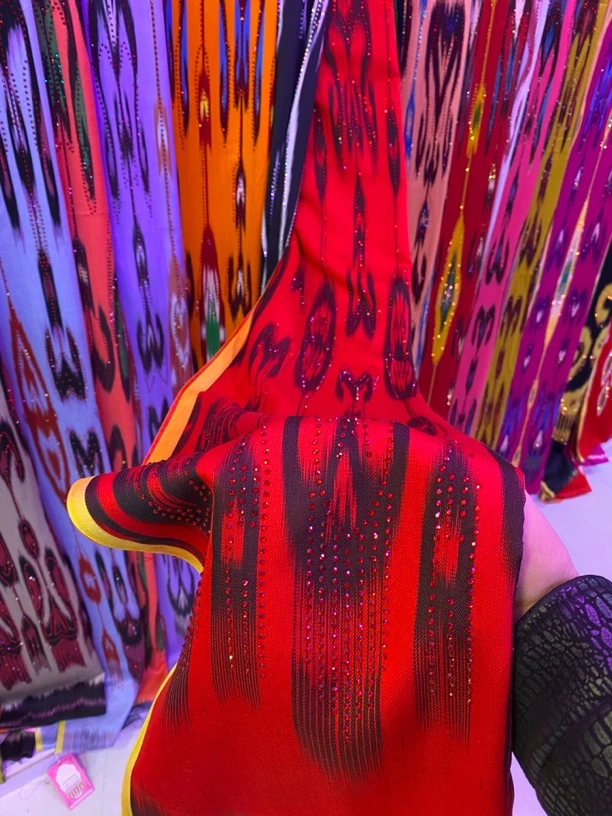 艾特莱斯 يىپەك ئەتلەس .