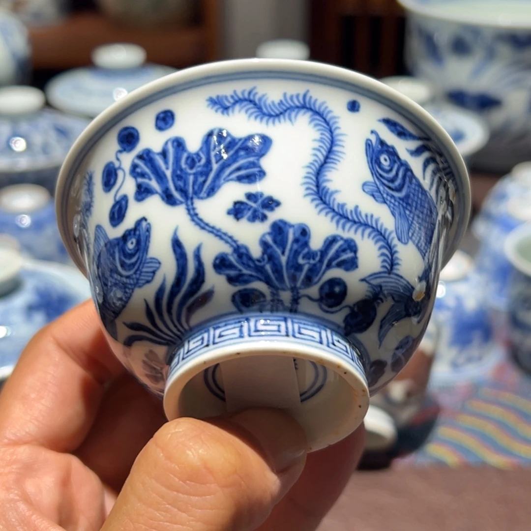 精品青花鱼藻纹小压手杯口径约8.7厘米