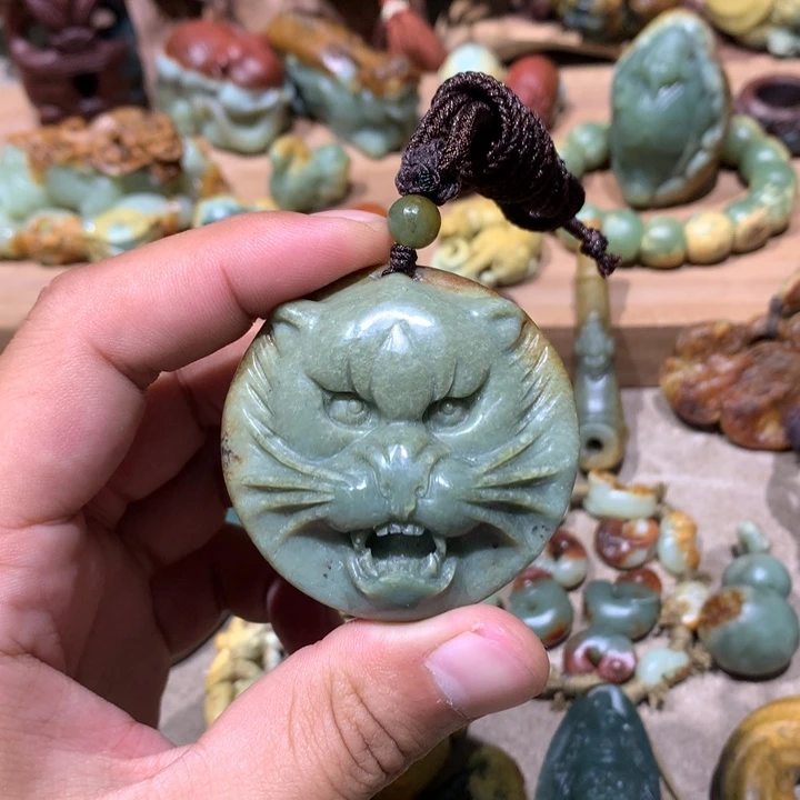 未镶嵌岫岩河磨玉（透闪石质玉）挂件