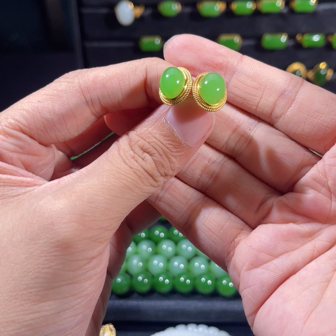 颈饰18K金镶嵌和田玉苹果绿耳钉