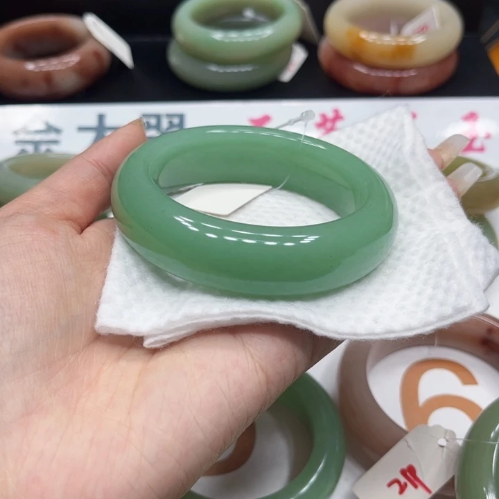 未镶嵌手镯石英质玉李*