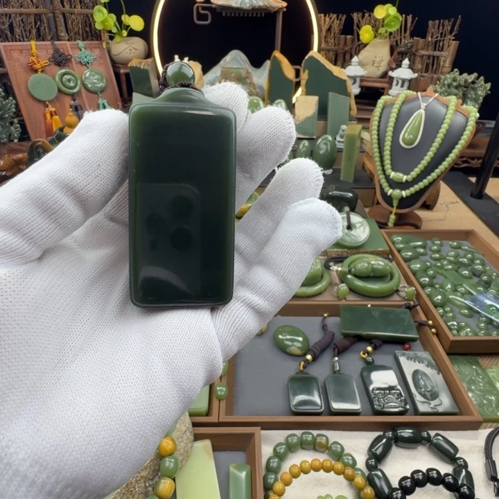 捭***道岫岩老玉（透闪石质玉）未镶嵌颈饰