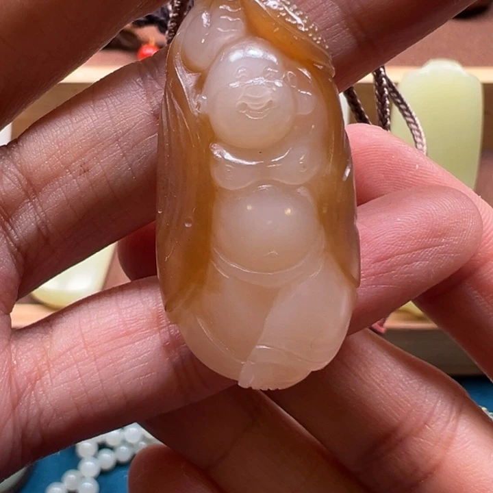 和田玉未镶嵌颈饰且末佛