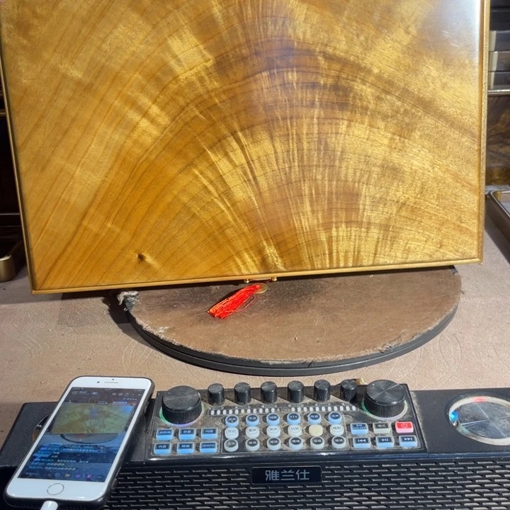 金丝楠我**闪金丝楠木箱子