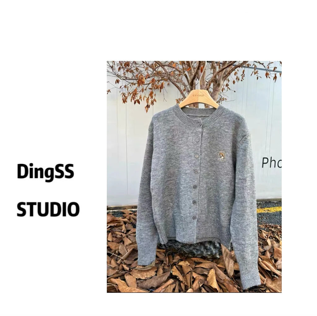 【珊珊推荐】秋冬新款韩系小熊刺绣时尚复古圆领毛衣