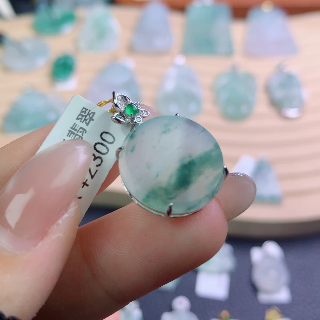 翡翠18K金镶嵌颈饰翡翠吊坠