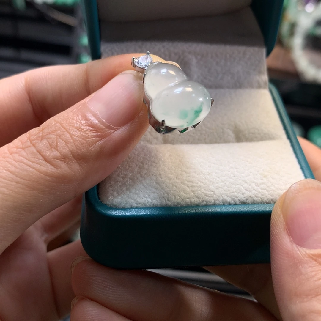 颈饰未镶嵌石英质玉