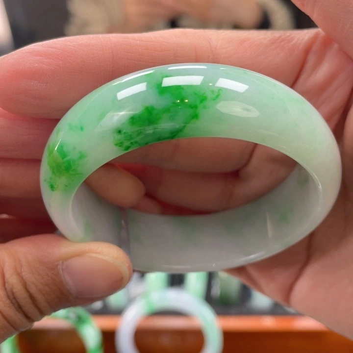 劉****翡翠未镶嵌手镯（贵妃镯）缅甸翡翠